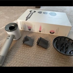 LIKE NEW DYSON Supersonic hairdryer. Gently used, all parts and box included